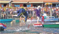  ??  ?? Stechen frei! Beim Fischerste­chen am Uferfestso­nntag gilt es, möglichst lange Haltung zu bewahren.