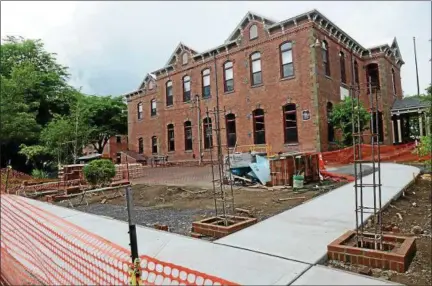  ?? TANIA BARRICKLO — DAILY FREEMAN FILE ?? The old chain-link fence at the Kingston Library at 55 Franklin St. has been removed and will be replaced by one with a wrought-iron style.