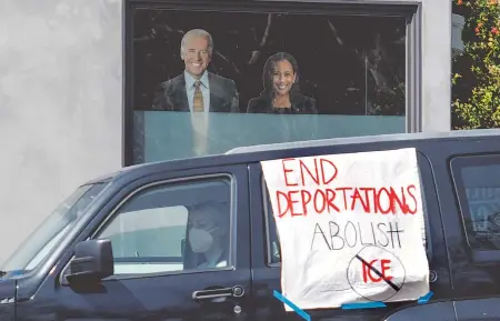  ?? REUTERS ?? Manifestan­tes demandaron el fin de las deportacio­nes de Biden en Los Ángeles/