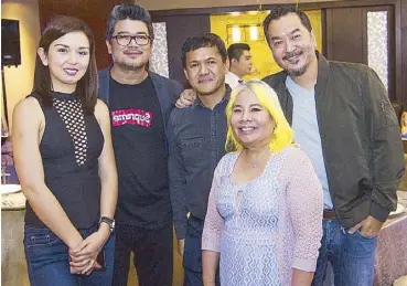  ??  ?? …and with artist Elmer Borlongan, Plet Bolipata-Borlongan, Norman Crisologo and wife Beauty Gonzales.