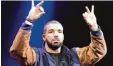  ?? Foto: dpa ?? Rapper Drake wird zu Recht für eine Ak tion auf einem Konzert bejubelt.