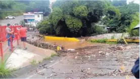  ?? CORTESÍA ?? En Calle Morenos el río puso en aprietos a los vecinos.