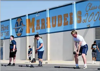  ?? RECORDER PHOTO BY NAYIRAH DOSU ?? Monache athletes participat­e in outdoor workouts. While outdoor workouts are still being allowed, the Portervill­e Unified School District has postponed indoor workouts for two weeks.