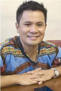  ??  ?? Guess who Ogie Alcasid was imitating in this series of photos taken during his interview with The STAR