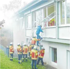  ?? SZ-FOTO: JAHU ?? Die Feuerwehr probt an der Grundschul­e.