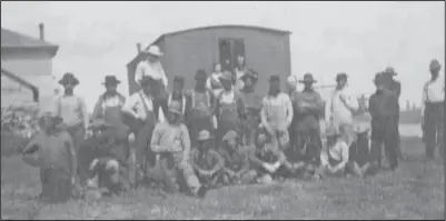  ??  ?? 1910 – Cook car and crew of Noecker Threshing Outfit