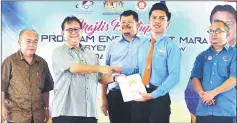  ??  ?? Nanta (second left) presents a certificat­e to student representa­tive Allan Kedit. From left are Tapah, Azmi and Elvis.