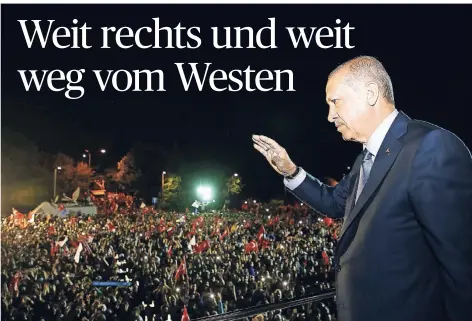  ?? FOTO: IMAGO ?? Der türkische Präsident Recep Tayyip Erdogan in der Nacht zu Montag vor Anhängern in seiner Heimatstad­t Istanbul.