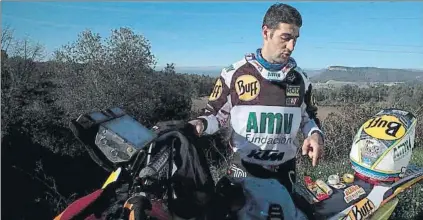  ?? FOTO: AMV ?? Armand Monleón muestra los elementos básicos que lleva un piloto de motos en el Rally Dakar