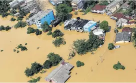  ??  ?? Die überflutet­e Stadt Kiriella im Distrikt Ratnapura in Sri Lanka. Fast eine halbe Million Menschen mussten ihre Häuser verlassen.