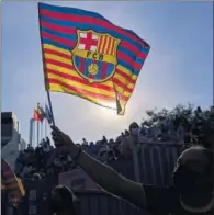  ??  ?? Un hincha ondea una bandera del Barça.