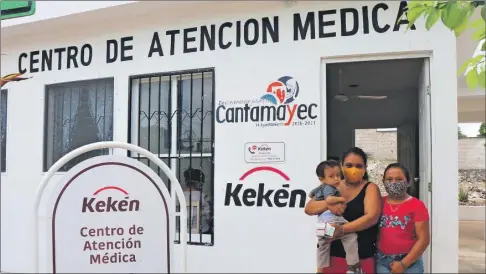  ??  ?? Sobre estas líneas, una madre de familia a las puertas de un Centro de Atención Médica Kekén. A la izquierda, aspectos de una consulta con apoyo de un traductor. En el CAM se brindan traduccion­es del maya al español