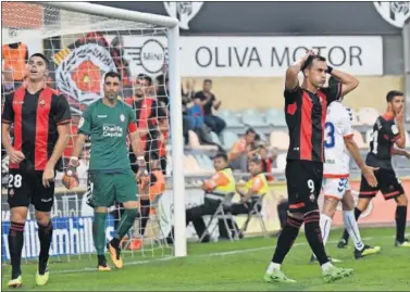  ??  ?? SIN GOL. Linares se lamenta tras errar una acción de peligro.