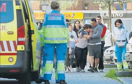  ?? MARISCAL / EFE ?? La madre del hombre fallecido, acompañada por familiares en el lugar del suceso