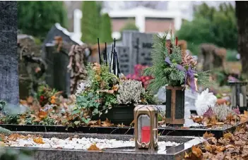  ?? NGZ-FOTO: ATI ?? Die Bestattung­sgebühren sollen 2018 sinken, fürs Grab-Nutzungsre­cht steigen Gebühren in einigen Fällen.