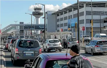  ?? BEVAN READ/STUFF ?? Auckland’s airport is getting busier, and Air New Zealand is pointing the finger about overcrowdi­ng.