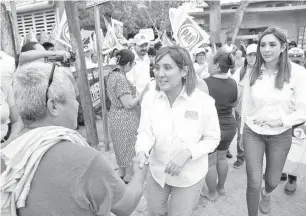  ?? CORTESÍA ALIANZA “FUERZA Y CORAZÓN POR TAMAULIPAS” ?? La candidata a la alcaldía de Tampico, Rosa González, recorrió la Revolución Verde.