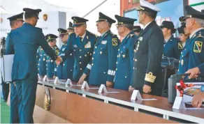  ??  ?? Salvador Cienfuegos, titular de Sedena, entregó diplomas en la Escuela Militar de Materiales de Guerra.