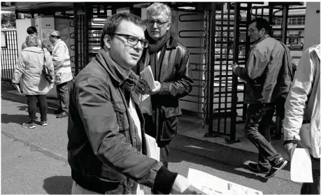  ??  ?? Thibaud de Fleury en pleine campagne à l’usine Renault Flins, jeudi 20 avril, sous les yeux du secrétaire national du PCF Pierre Laurent.