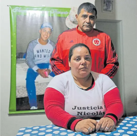  ?? MAXI FAILLA ?? Dolor. Silvana Vescovo y Claudio López, los padres de la víctima, en su casa de Lomas de Zamora. De fondo, una imagen del joven.