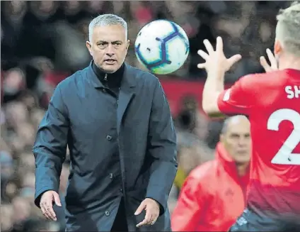  ?? FOTO: EFE ?? Mourinho pasa el balón rápidament­e a Shaw en el día de la remontada del United al Newcastle