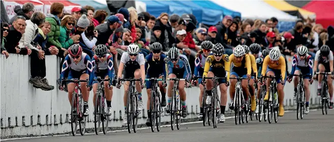  ?? PHOTO MURRAY WILSON/FAIRFAX NZ ?? The under-16 girls flying down the straight during the points race at the New Zealand secondary schools road cycling championsh­ips at Manfeild yesterday.