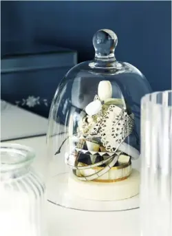  ??  ?? STORAGE A bell jar has been used to display
jewellery, while keeping it dust-free