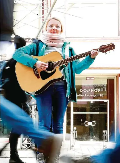  ??  ?? Die Autorin ANNE PETER (30) liebt es, auf der Straße Musik zu machen. Als Künstlerin ist sie unter dem Namen „Enna“unterwegs.