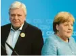  ?? Foto: Sean Gallups, Getty ?? Unter Druck: Angela Merkel und Volker Bouffier