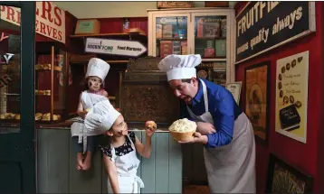  ??  ?? Celebrity Chef Edward Hayden pictured in Enniscorth­y Castle with young Local Chefs Ellie Lopps aged 3 and Leilah Lopps aged 6 .