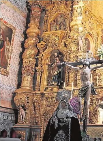  ??  ?? El Cristo de El Perdón y la Virgen de la Amargura compartien­do el altar mayor con