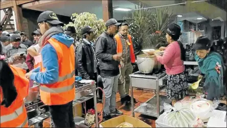  ??  ?? Voluntario­s brindaron comida y techo a los indígenas en la Universida­d Católica.