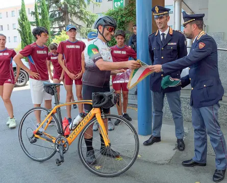  ?? ?? L’arrivo in città Stefano Scibilia al suo arrivo al reparto mobile di Padova accompagna­to dagli atleti delle Fiamme Oro