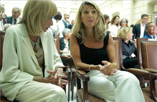  ?? JAVIER BARBANCHO ?? La vicepresid­enta segunda, Yolanda Díaz, conversa ayer con la presidenta del Consejo de Estado, María Teresa Fernández de la Vega, en un acto.