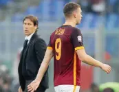  ?? GETTY ?? Dzeko, 29 anni, lascia il campo sotto lo sguardo di Garcia