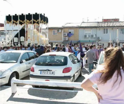  ?? Foto: Pepe Ortega. ?? El palio de María Santísima de los Dolores a su paso por las calles del barrio.