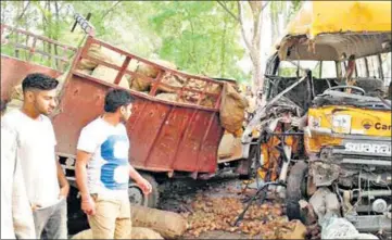  ?? PARDEEP PANDIT/HT ?? The bus of Cambridge Internatio­nal School, Dasuya, and the Mahindra pickup jeep after the collision, and (below) the children killed in the mishap (from left) Anirudh, Surbhi and Tanish.