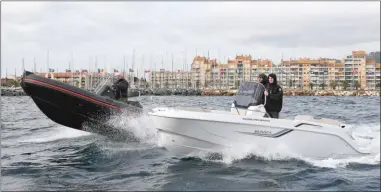  ??  ?? Semi-rigide ou coque dure, le choix est cornélien tant ces deux types de bateau ont chacun des qualités et des défauts.