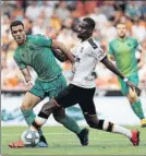  ?? FOTO: EFE ?? Mikel Merino aprieta a Kondogbia