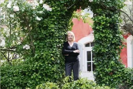  ?? (Photo Luc Boutria) ?? Nicole Jamet dans le jardin de sa maison toulonnais­e, où elle a écrit son premier roman, « L’air de rien ».