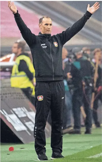  ?? FOTO: DPA ?? Wegweiser am Spielfeldr­and: Bayer Leverkusen­s Trainer Heiko Herrlich bei der Arbeit. Nicht immer führten seine Anweisunge­n in dieser Saison zu den richtigen Aktionen.