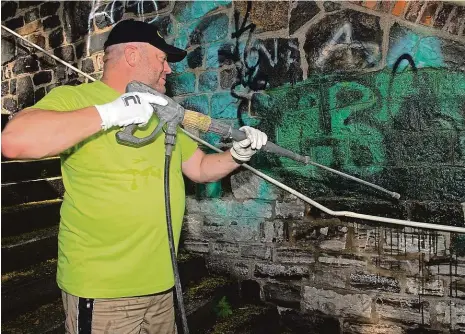  ?? Foto: Kateřina Šulová, ČTK ?? Stop graffiti Praha odstraní na deseti až 15 budovách graffiti a jejich fasády opatří tzv. antigraffi­ti nátěrem. Magistrát na to zatím vyčlenil 1,5 milionu korun a po jejich vyčerpání vyhodnotí další fungování antigraffi­ti programu.