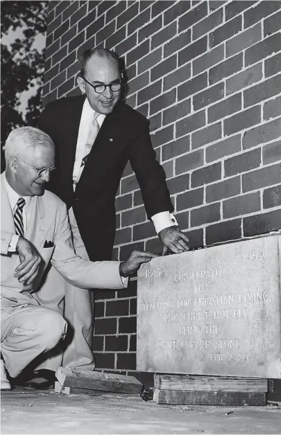  ?? THE COMMERCIAL APPEAL FILES ?? Members of Linden Avenue Christian Church set in place the material cornerston­e of a $700,000 educationa­l building and temporary sanctuary on 14 June 1953. Leaders included Dr. H.T. Wood, left, pastor, and J. Barrow Simmons, chairman of the executive...