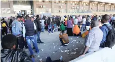  ?? KRUGER African News Agency (ANA) HENK ?? ASYLUM seekers wait outside the Refugee Reception Office, on the Foreshore. |