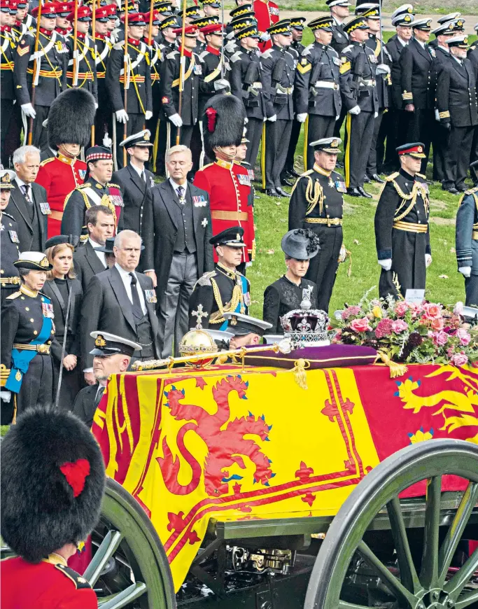  ?? ?? Queen Elizabeth’s coffin arrives at Wellington Monument at London’s Hyde Park in the presence of the Royal family. The coffin was then transferre­d from its gun carriage to a hearse for its journey to St George’s Chapel at Windsor Castle