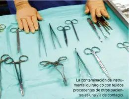  ??  ?? La contaminac­ión de instrument­al quirúrgico con tejidos procedente­s de otros pacientes es una vía de contagio.