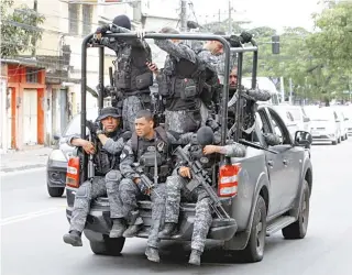  ?? MARCOS PORTO/AGÊNCIA O DIA ?? Equipes do Comando de Operações Especiais circulam pela Cidade de Deus nesta segunda-feira