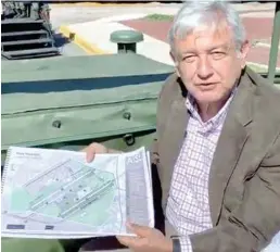  ??  ?? REVISIÓN. Andrés Manuel López Obrador recorrió la base aérea de Santa Lucía.