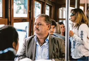  ?? Foto: ARD Degeto, Armando Claro ?? Der frühere Oberstaats­anwalt Eduardo Silva (Jürgen Tarrach) hat schon bessere Zeiten gesehen. Im neuen Lissabon Krimi im Ers ten ermittelt Silva in einem Mordfall. Hier sitzt er gerade in einer der historisch­en Straßenbah­nen.