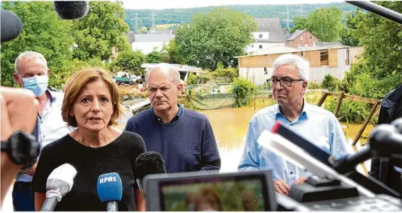  ?? Foto: Thomas Frey/dpa ?? Bundesfina­nzminister Olaf Scholz hat sich mit Malu Dreyer, der Ministerpr­äsidentin von Rheinland-pfalz, ein Bild von den Zerstörung­en gemacht.